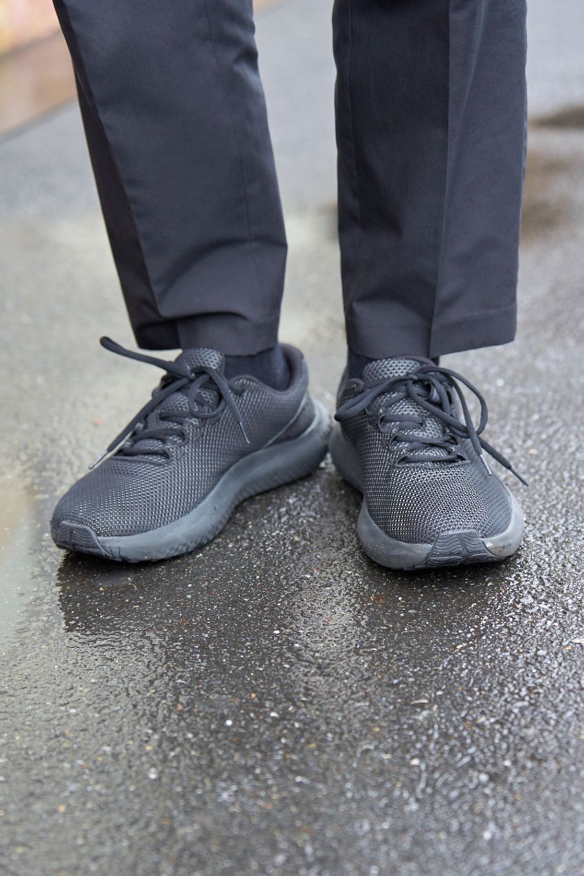 GU、アローズetc.1本は欲しい“黒スラックス”、洒落た大人がリアルに愛用していたのは…… - 3枚目の画像