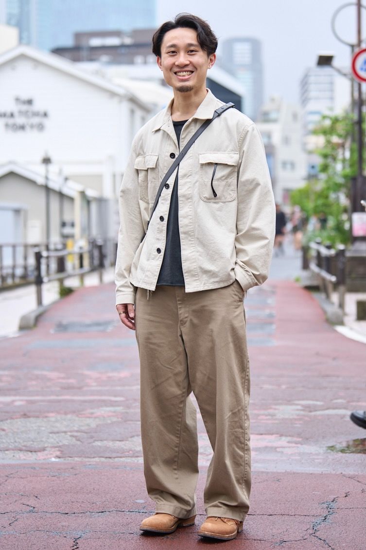 シャツ=ジェネラルシングス Tシャツ=ハー パンツ=ユニクロ シューズ=ビズビム 眼鏡=トムフォード バッグ=メゾンマルジェラ 腕時計=ロレックス