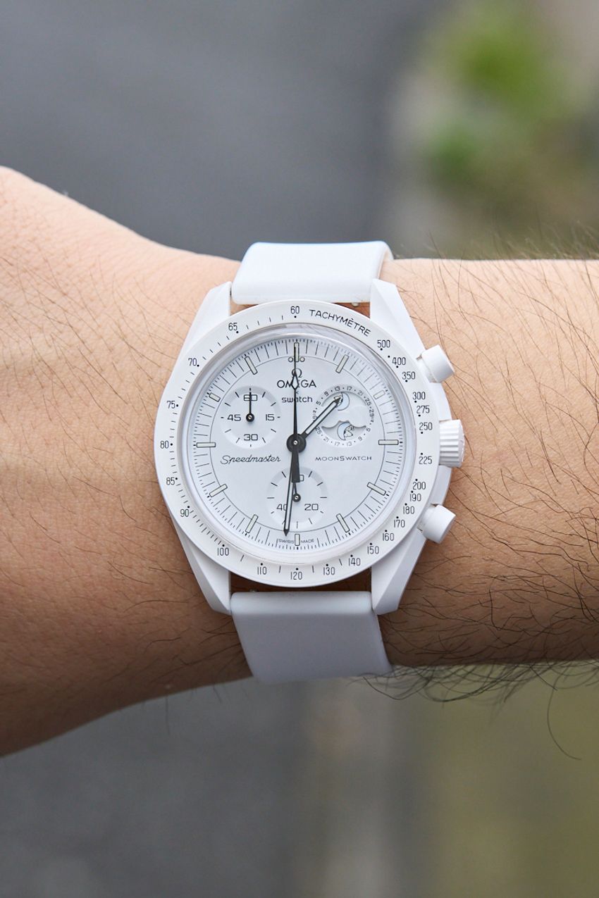 「白×ネイビー」は永遠の定番＆万能カラー！夏コーデに落とし込んだ大人たちをスナップで - 6枚目の画像