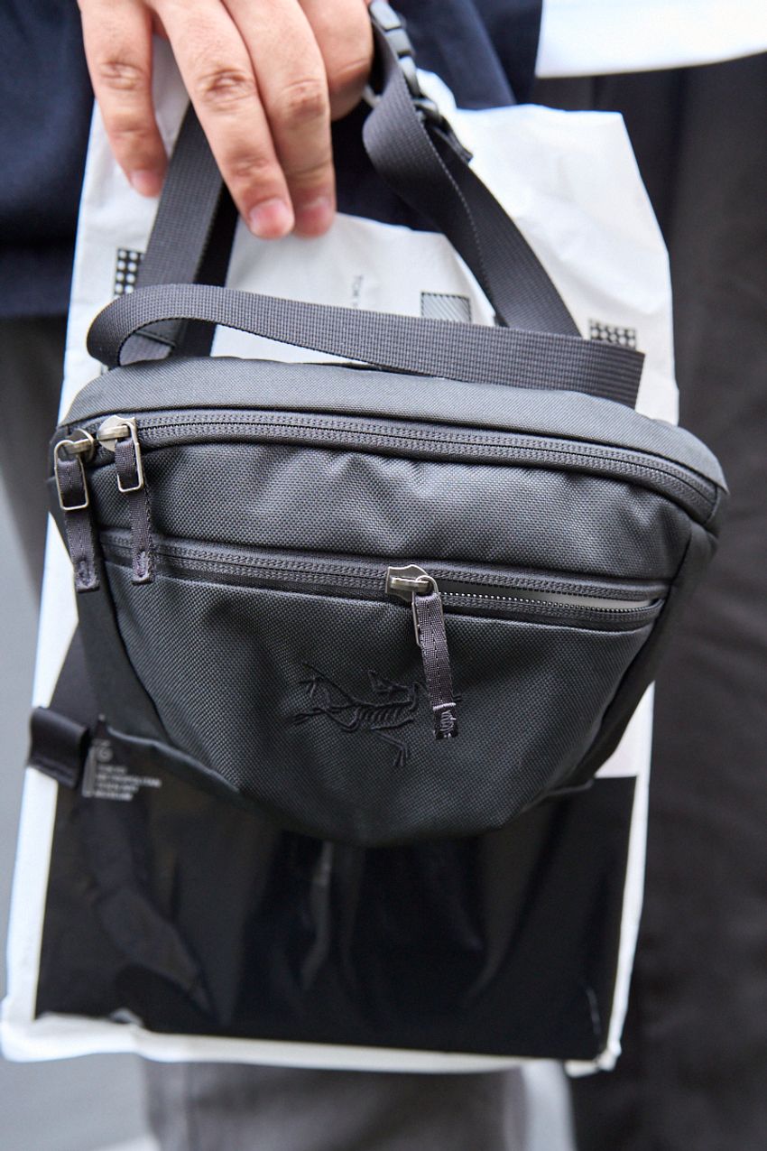 「白×ネイビー」は永遠の定番＆万能カラー！夏コーデに落とし込んだ大人たちをスナップで - 8枚目の画像