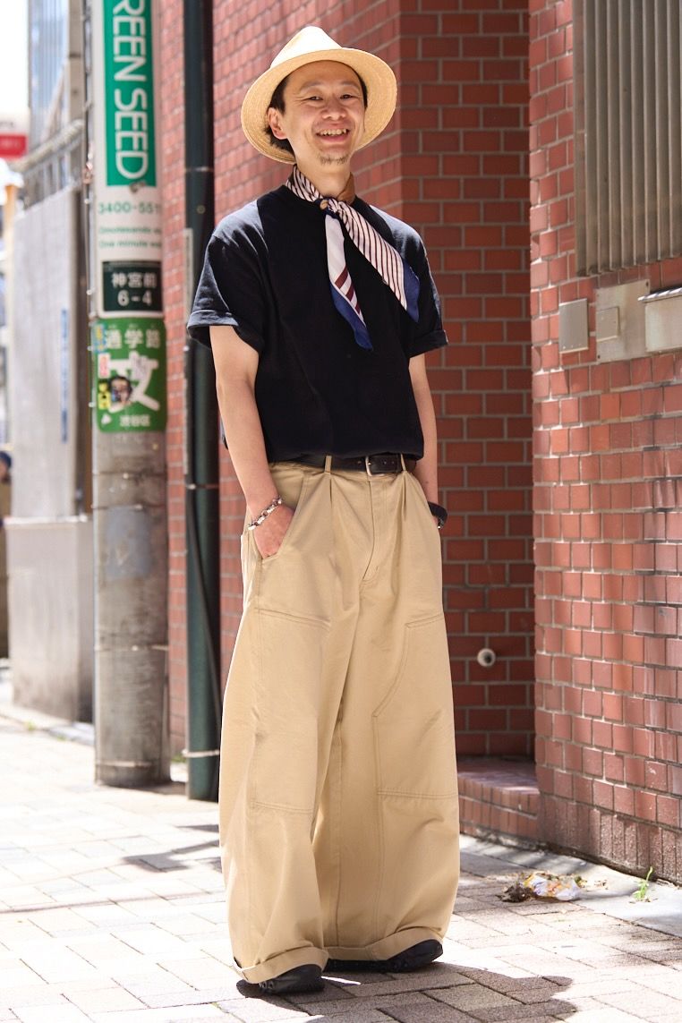 Tシャツ＝アトモス　パンツ＝アトモスピンク　シューズ＝ナイキ　帽子、リング＝ともに不明　腕時計＝カシオ　スカーフ＝古着　ブレスレット＝セルティックアーツ