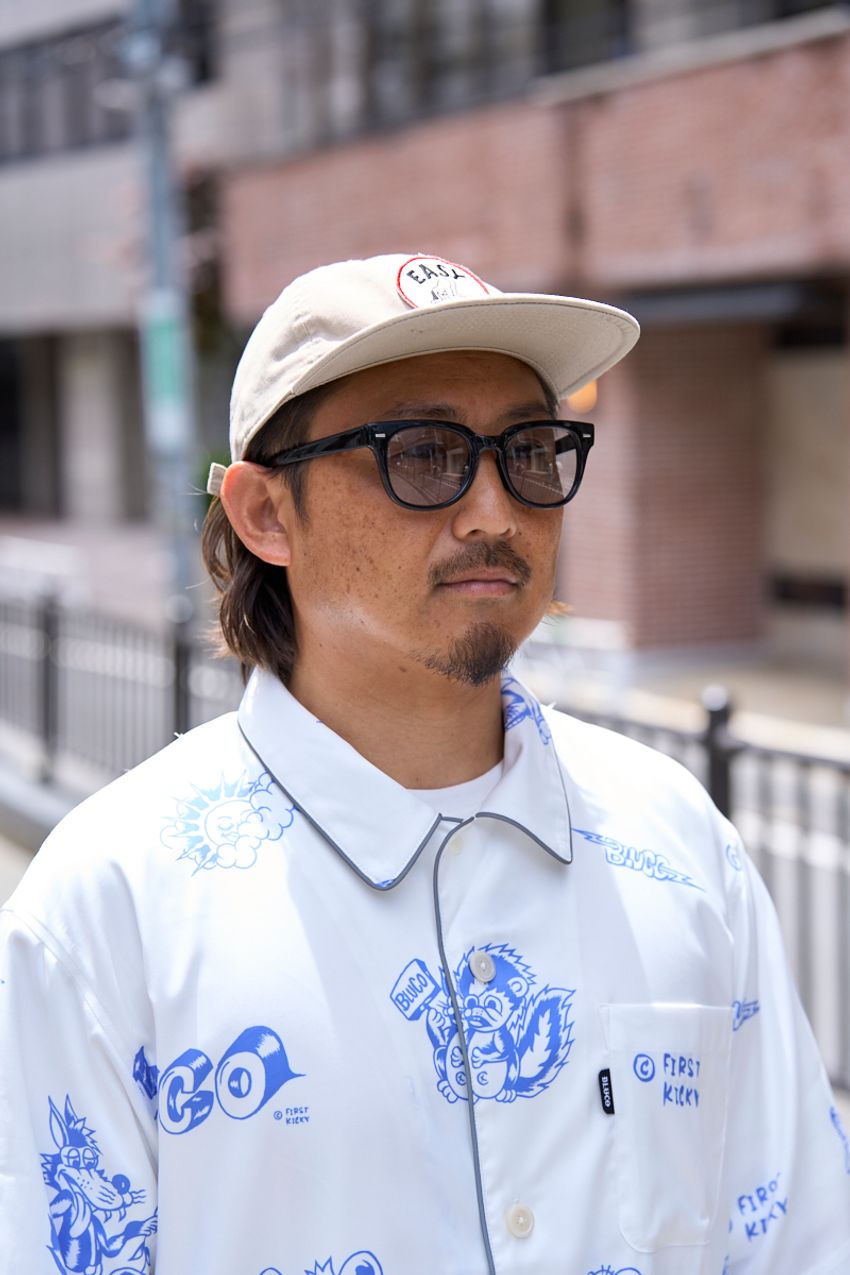 「白×ネイビー」の万能カラーコーデをさらにセンス良く見せるテクニック！タックイン、チラ見せetc. - 6枚目の画像