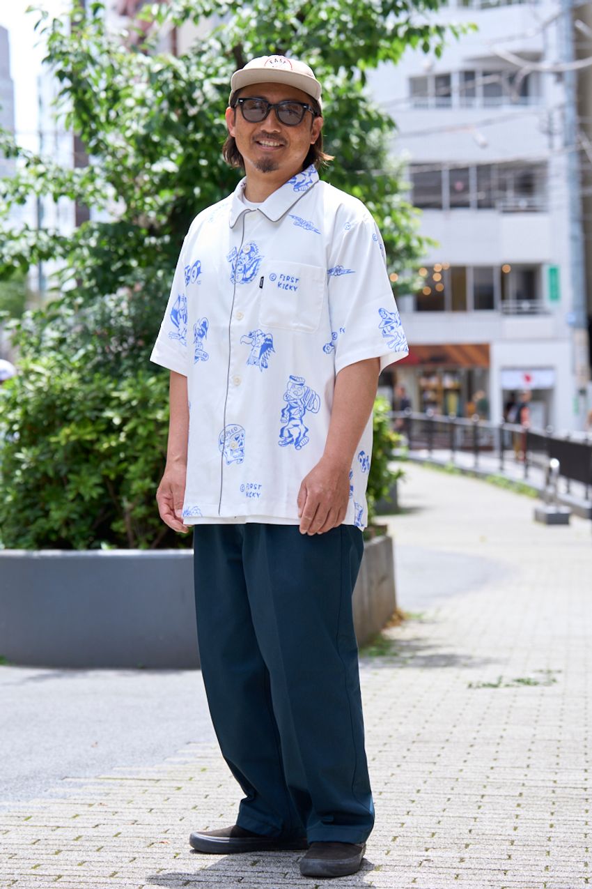 「白×ネイビー」の万能カラーコーデをさらにセンス良く見せるテクニック！タックイン、チラ見せetc. - 5枚目の画像