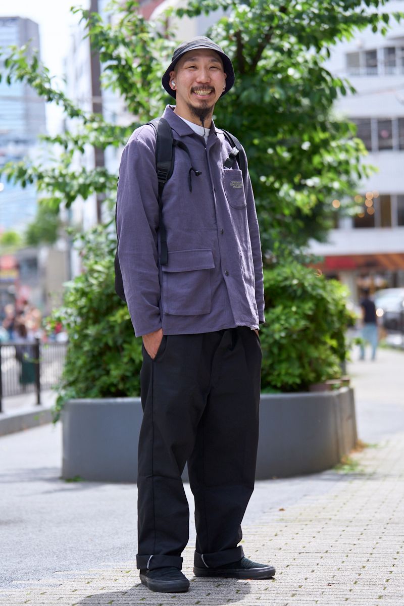 シャツ、帽子=ともにウィムジー パンツ=ディッキーズ シューズ=ヴァンズ バッグ=クローム