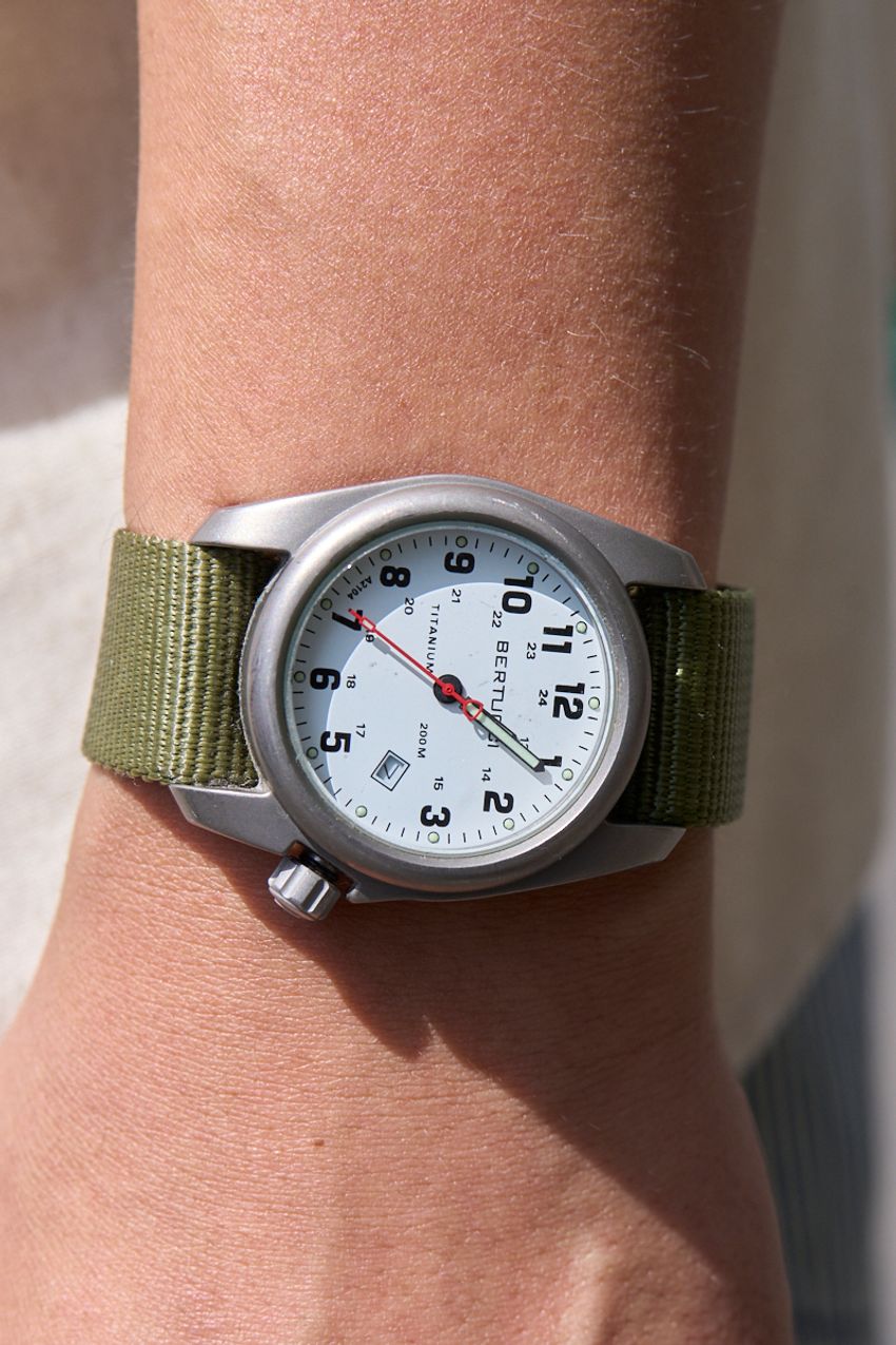 「シャツ×ショーツ」は初夏の一軍コーデ。街で見かけた格好いい大人の着こなし好例 - 9枚目の画像