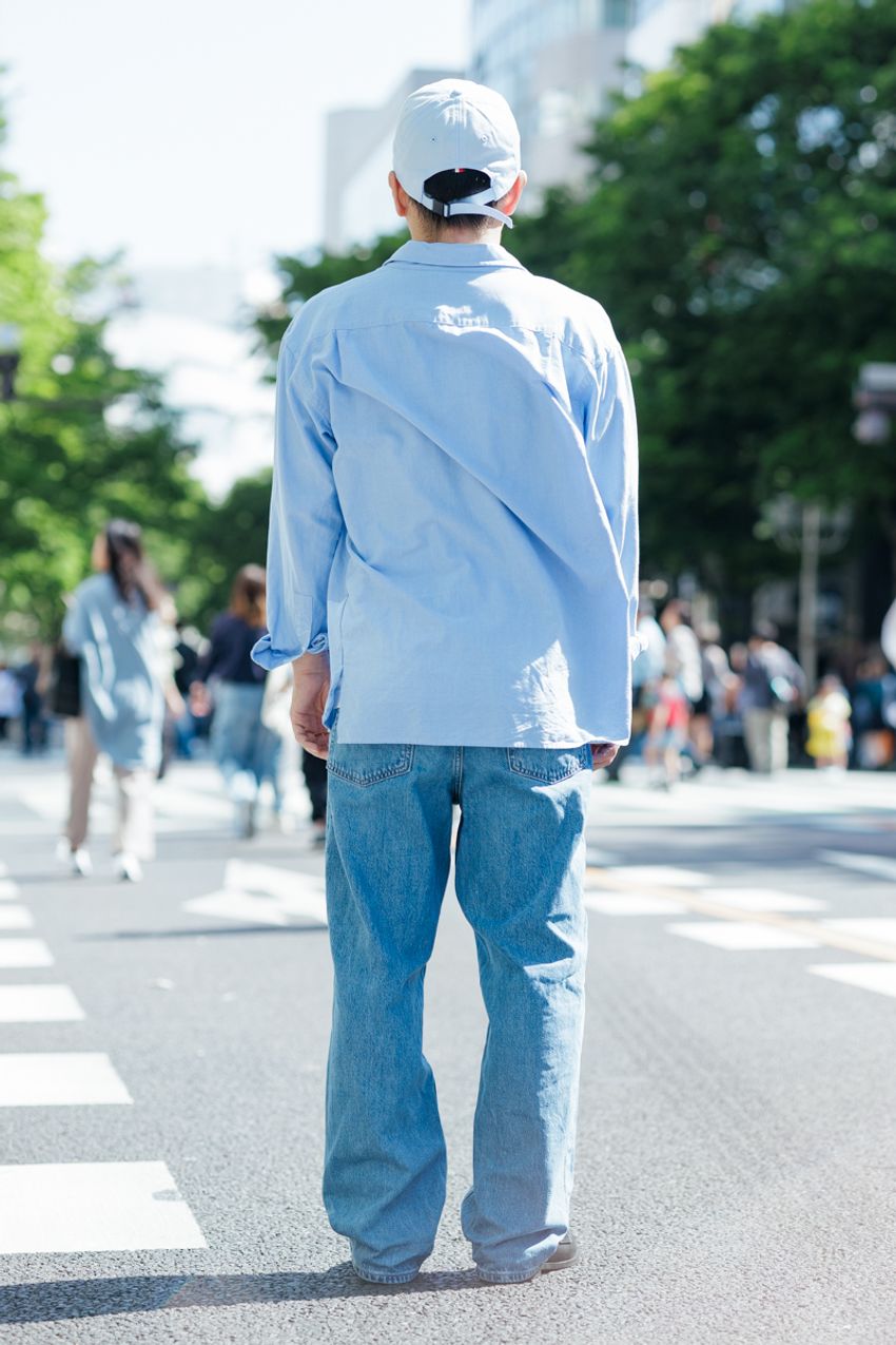 「青シャツ」の着こなしサンプル3選！ 夏の“大人カジュアル”はこう作る。街角スナップの実例で解説 - 6枚目の画像