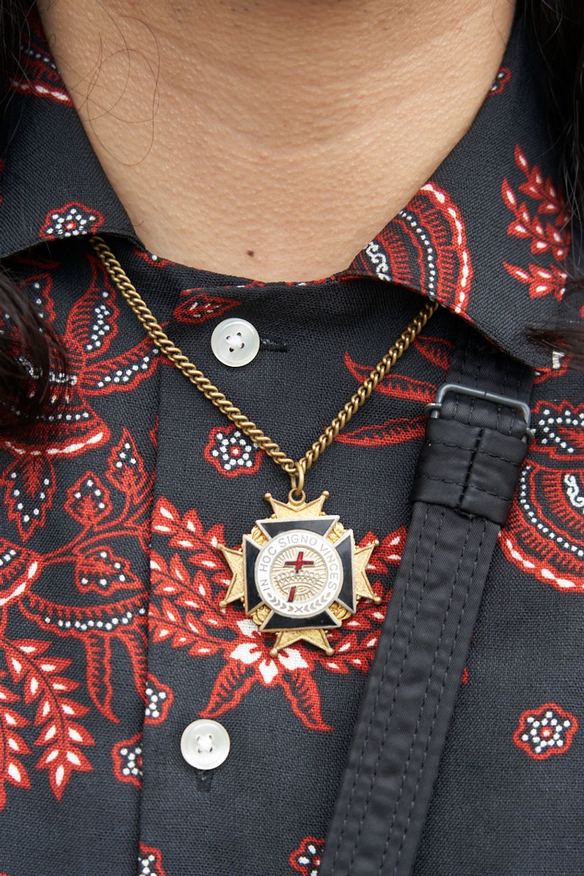 膝下丈の「ショーツ」コーデ3選を街角スナップで。王道白T、柄シャツ合わせetc. - 10枚目の画像