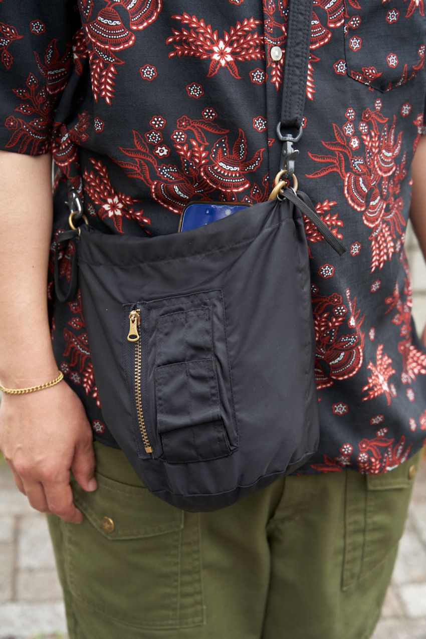 膝下丈の「ショーツ」コーデ3選を街角スナップで。王道白T、柄シャツ合わせetc. - 11枚目の画像