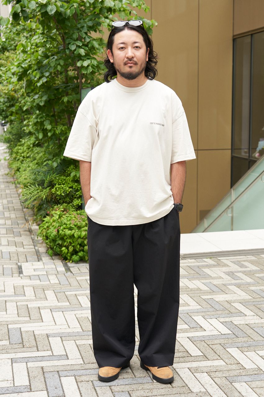 “モノトーンコーデ“がこなれた街角の3人！シンプルなTシャツならやはりビッグサイズがベターか - 2枚目の画像