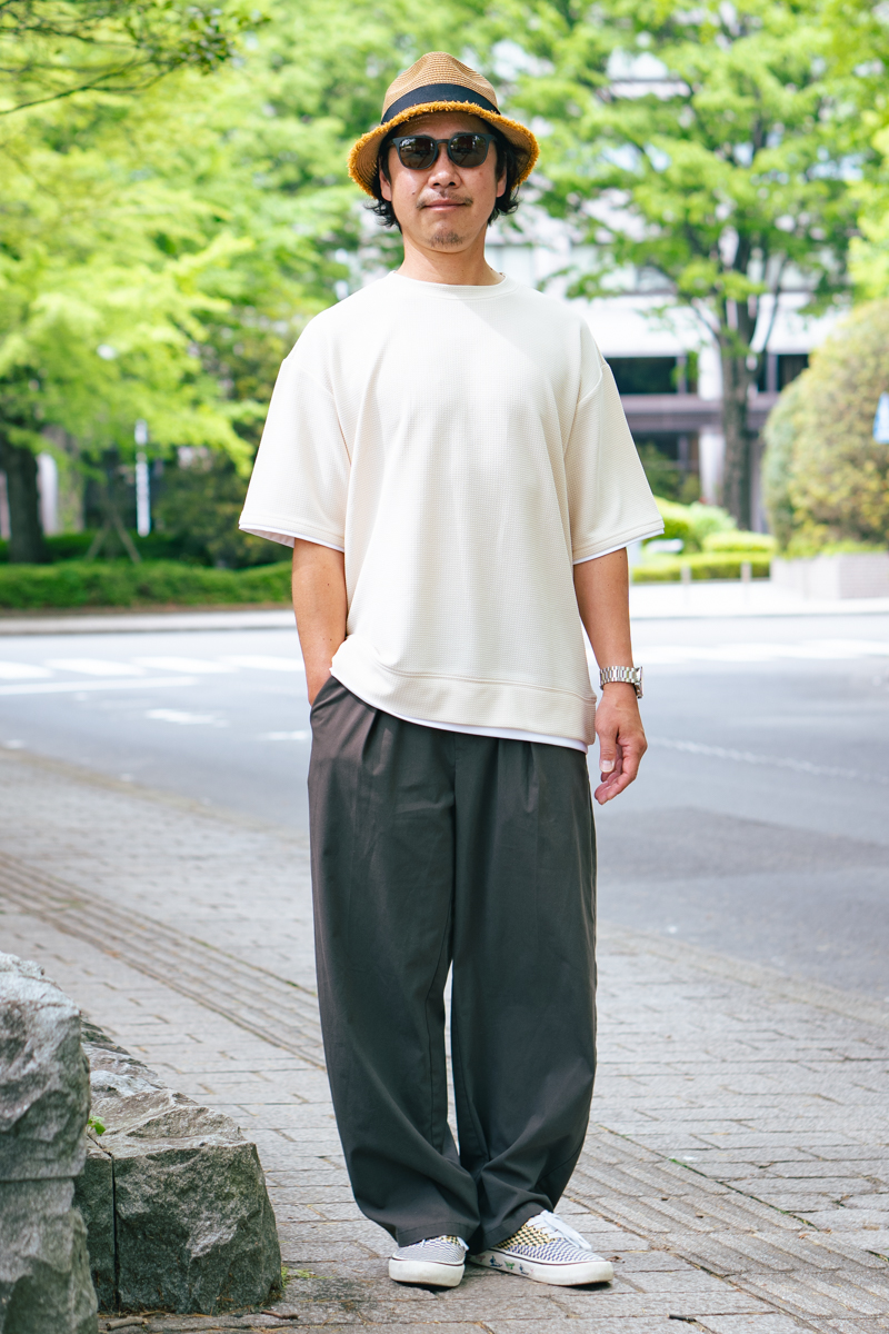 モノトーンコーデ“がこなれた街角の3人！シンプルなTシャツなら