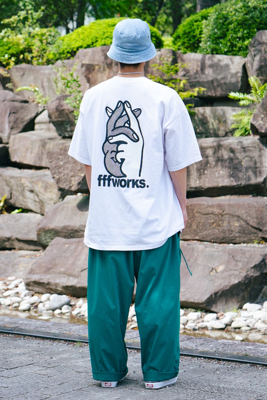 Tシャツもシャツも“白”が万能！ 白トップスでカラーパンツを引き立てたコーデ好例3選 - 7枚目の画像