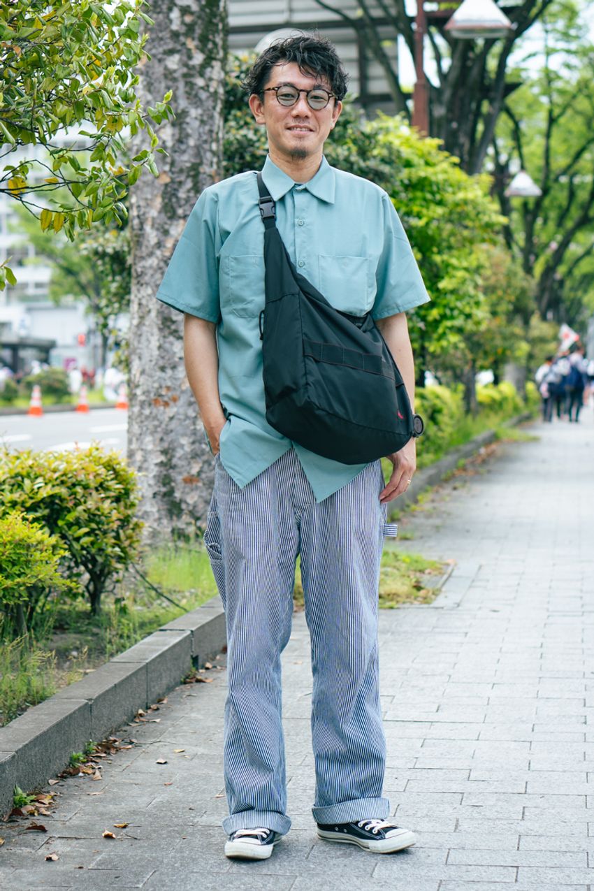 夏のレッドキャップ活用術をスナップで。定番ワークパンツにシャツ……大人はどう着こなす？ - 5枚目の画像