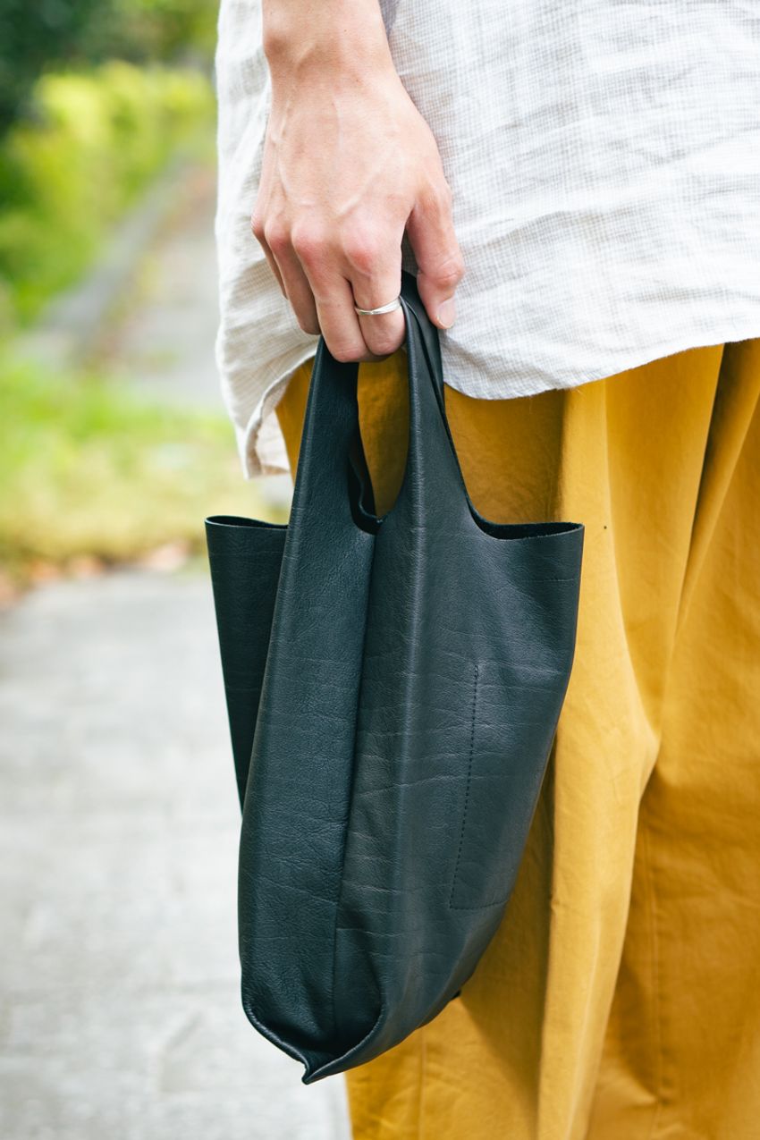 アーク、ノースetc.今季トレンドの“ミニバッグ”、洒落者たちの愛用ブランドとコーデ例をスナップで！ - 5枚目の画像