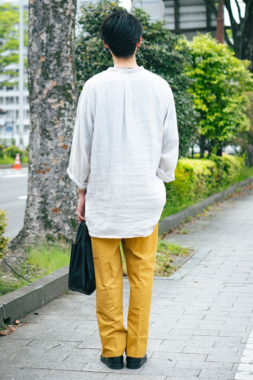 Tシャツもシャツも“白”が万能！ 白トップスでカラーパンツを引き立てたコーデ好例3選 - 3枚目の画像