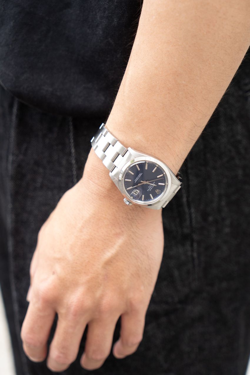 年中定番「オールブラック」コーデ。シンプルなのに洒落るコツはサイジングや素材感にアリ！ - 6枚目の画像