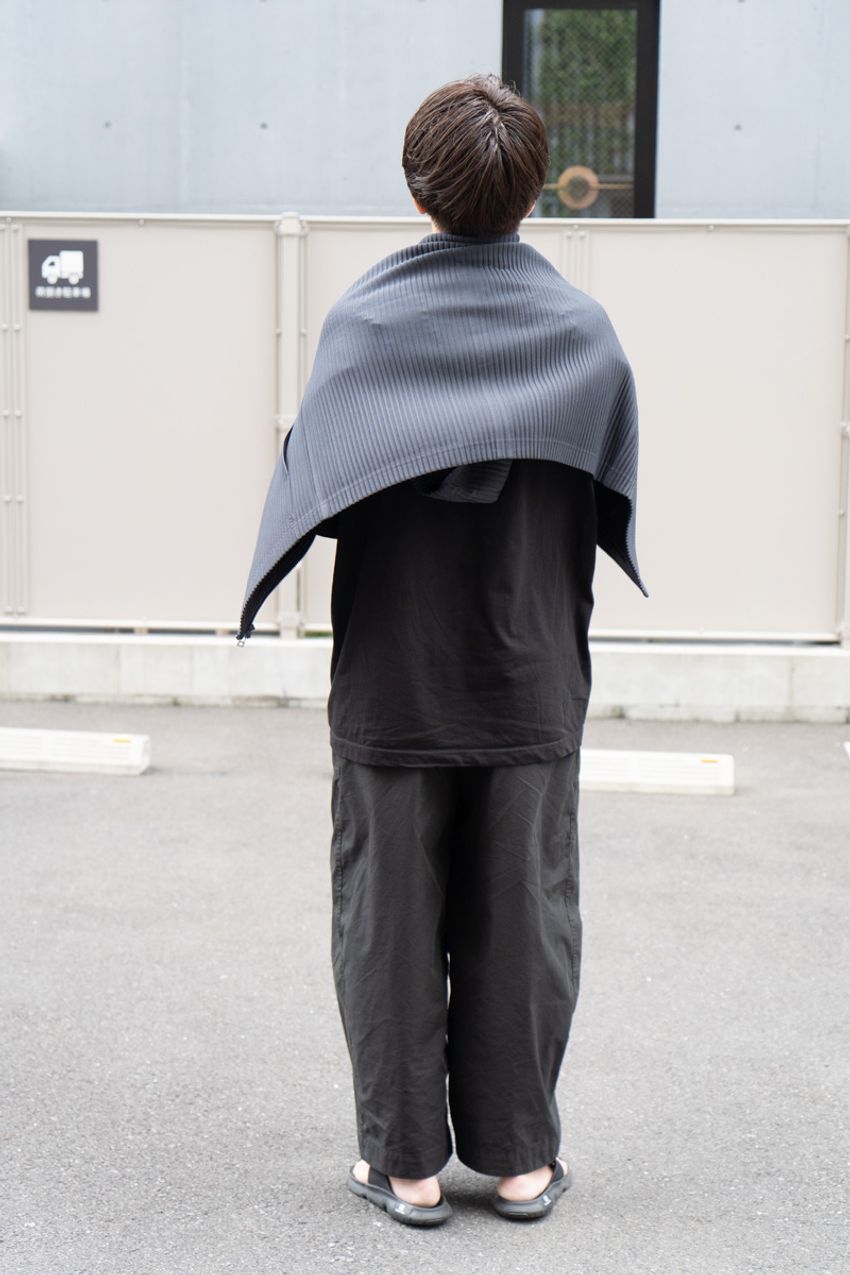 トップス“肩掛け”の正解とは？ 街の洒落者3名の着こなしで検証！ - 6枚目の画像