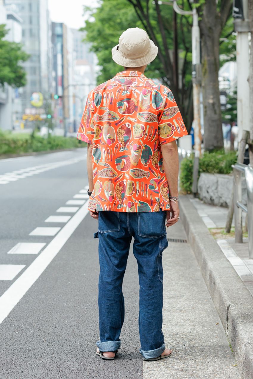 夏に“濃いめの青デニム”を選んだ街の洒落者たち！大人らしさと引き締め役にも最適 - 3枚目の画像