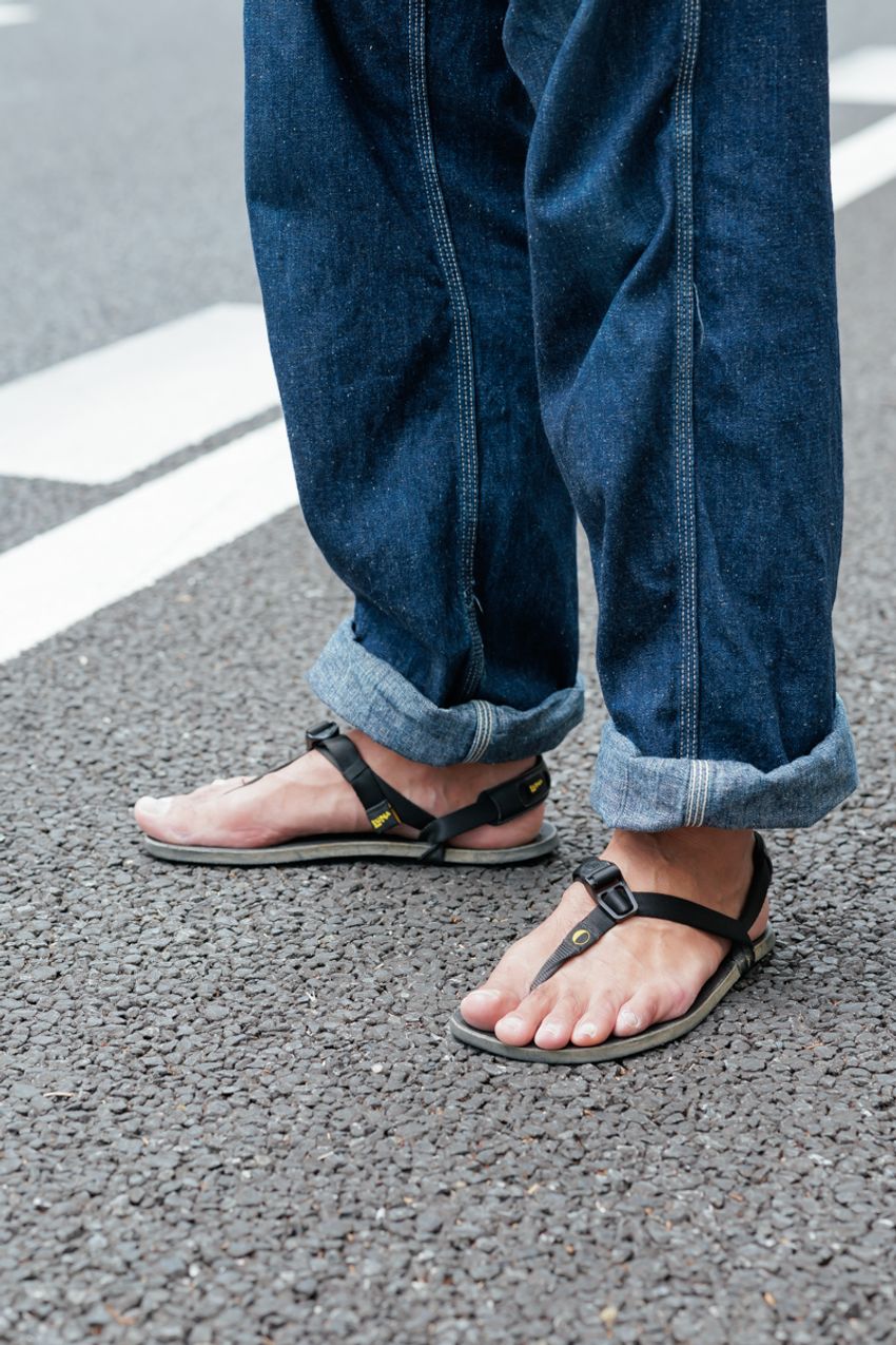 夏に“濃いめの青デニム”を選んだ街の洒落者たち！大人らしさと引き締め役にも最適 - 4枚目の画像