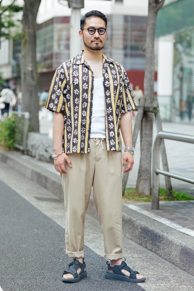 シャツ、パンツ=ともにマルニ カットソー=ザラ シューズ=テンシャル 眼鏡=アイヴァン 腕時計=ロレックス ブレスレット=エルメス
