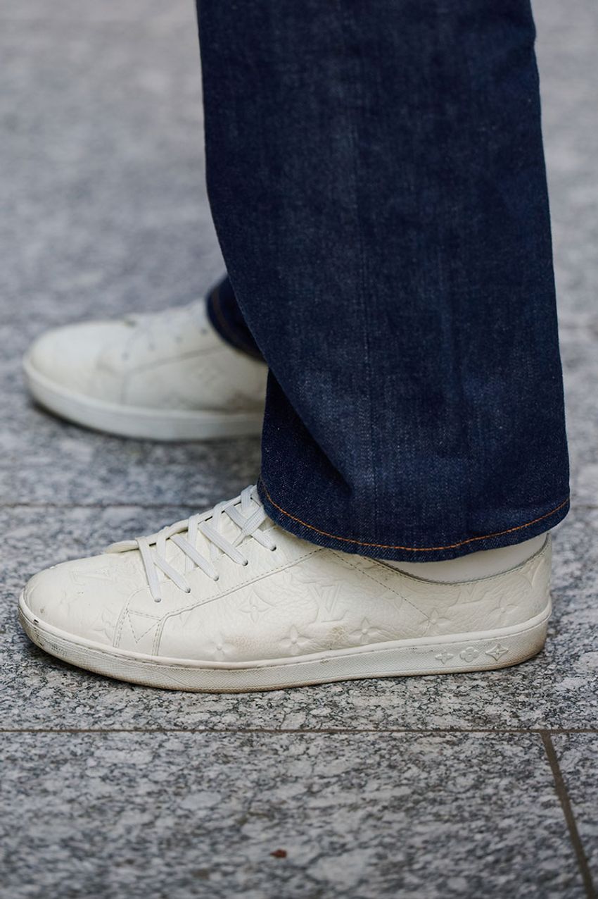 永遠に色褪せない「白T×青デニム」の初夏スタイル3選！街角スナップに見る攻略法とは - 3枚目の画像