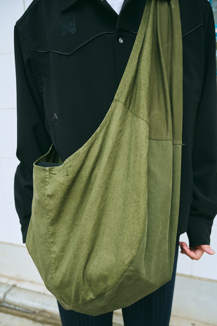 「オリーブ」カラーは大人にこそ似合う。3人が装いに馴染ませたアイテムはパンツ、バッグetc. - 11枚目の画像