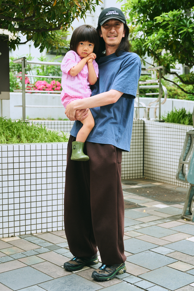 ブラウンパンツ”の注目度が上昇中！街の大人たちのリアルな着こなしを