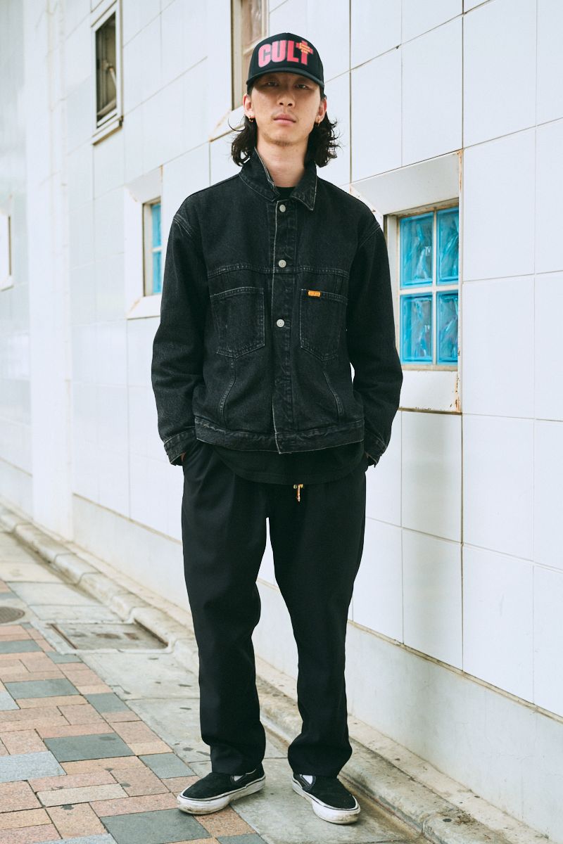 Gジャン＝エドウィン　Tシャツ＝ノーブランド　パンツ＝ラングラー　シューズ＝ヴァンズ　帽子＝シネマジャンキーズクラブ　ネックレス、リング＝ともにヴィンテージ