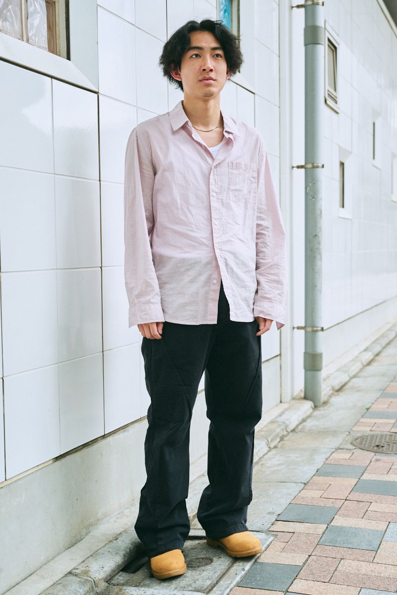 シャツ＝エイチアンドエム　カットソー＝ユニクロ　デニム、ネックレス＝ともに古着　シューズ＝ティンバーランド　ウォレットチェーン＝アワーレガシー