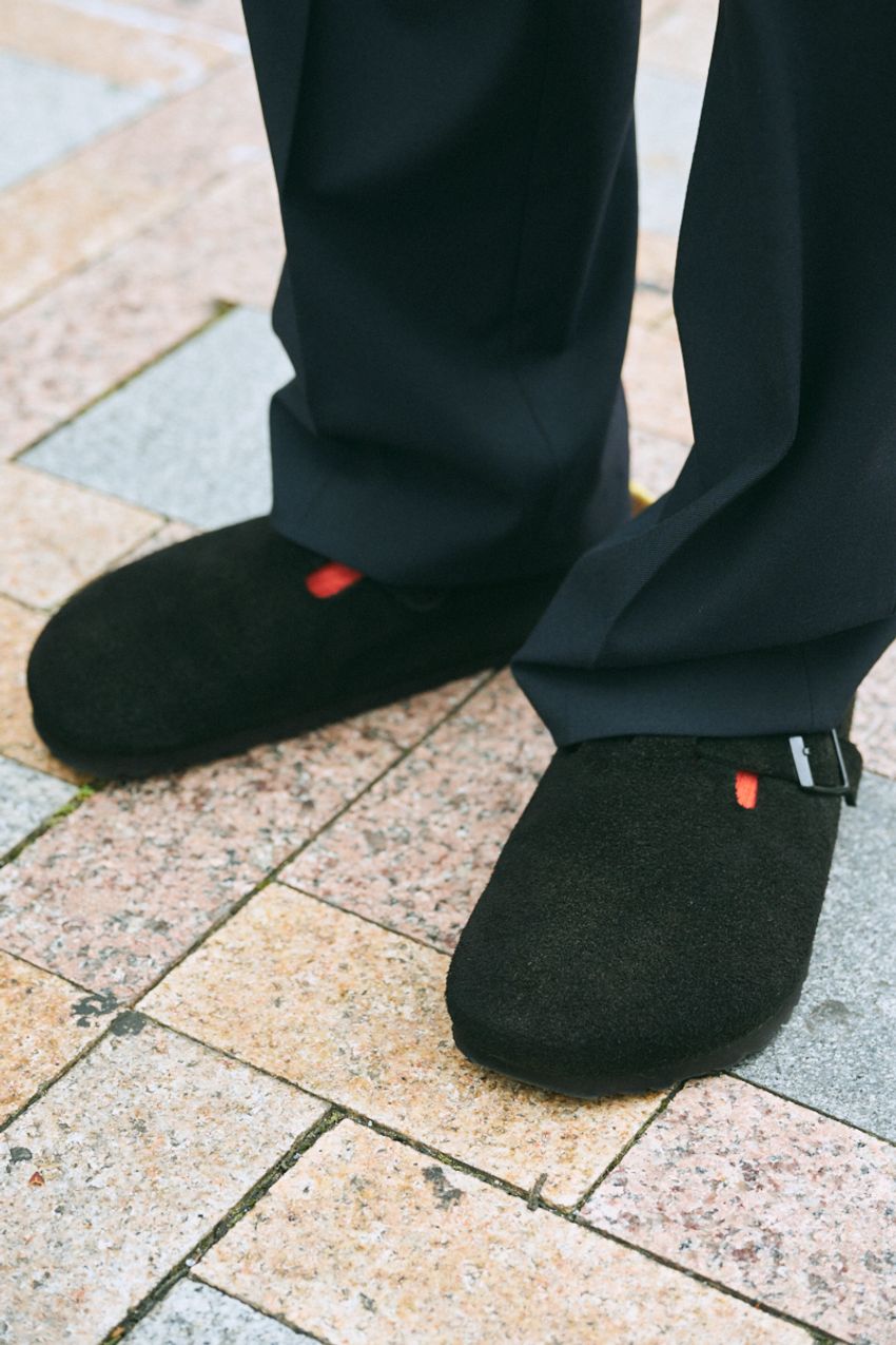 “スタイルある大人たち”の「ユニクロ」コーデ3選を街角スナップで。最高の汎用性を証明！ - 3枚目の画像