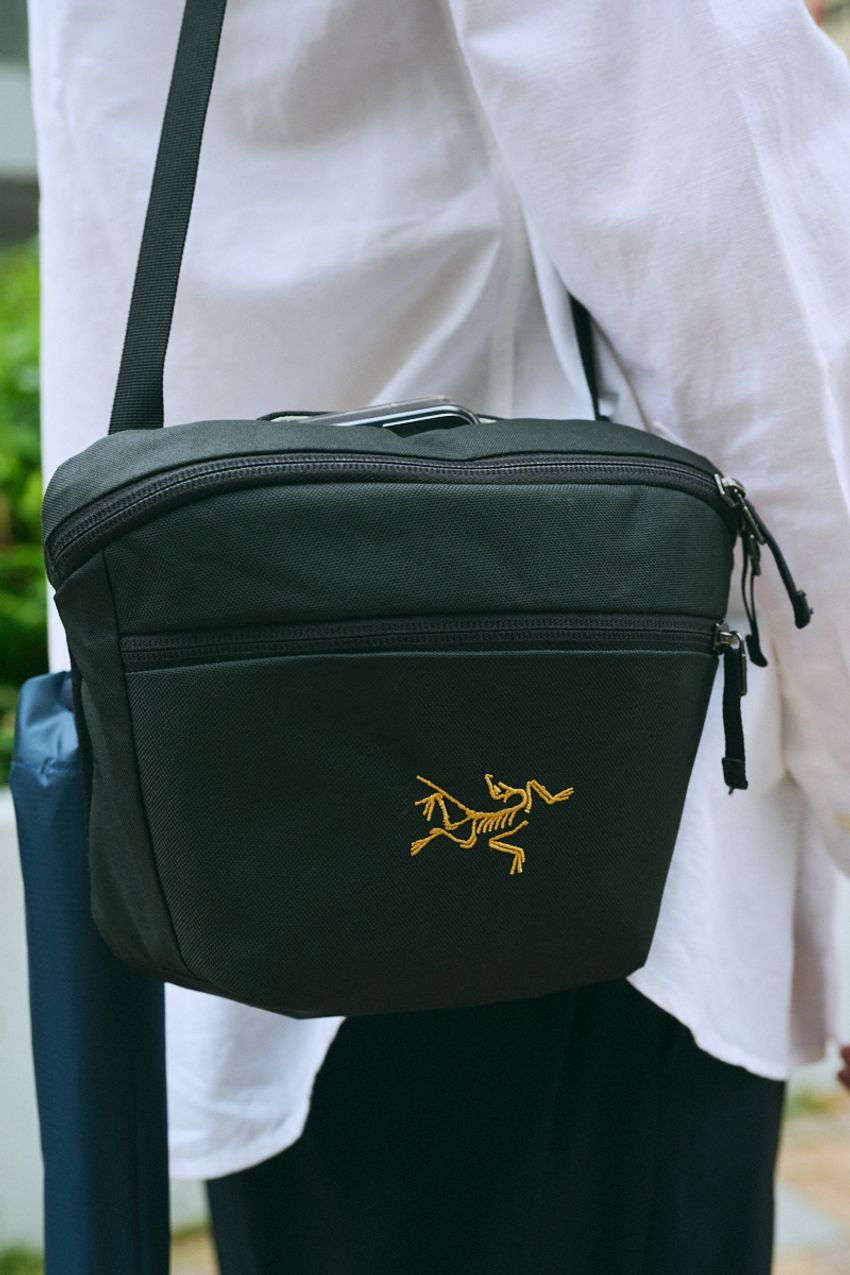 アーク、ノースetc.今季トレンドの“ミニバッグ”、洒落者たちの愛用ブランドとコーデ例をスナップで！ - 3枚目の画像