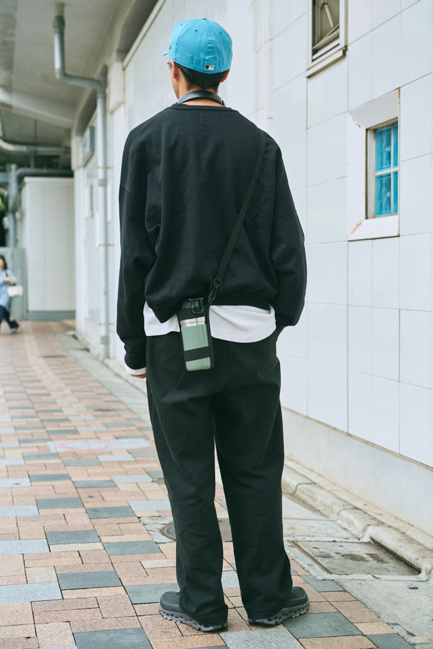 「その黒パンツ、どこのやつ？」に答えてくれた着こなし好例3選！“適度に緩く”が大人に人気 - 4枚目の画像