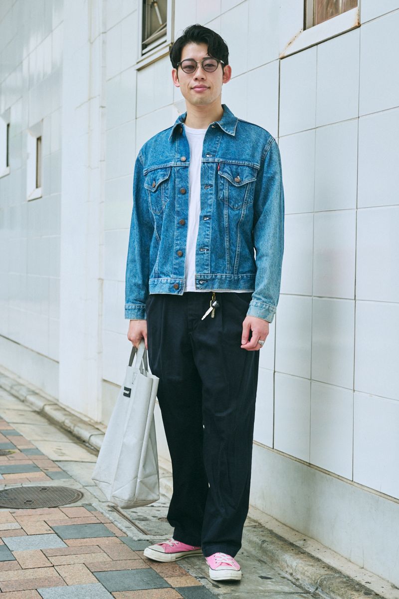 Gジャン=リーバイス Tシャツ =ヘインズ パンツ=ラングラー シューズ=コンバース 眼鏡=ニュー バッグ=フライターグ リング=トムウッド