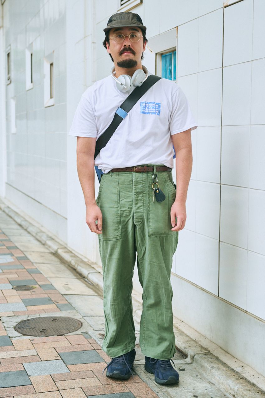 Tシャツもシャツも“白”が万能！ 白トップスでカラーパンツを引き立てたコーデ好例3選 - 8枚目の画像