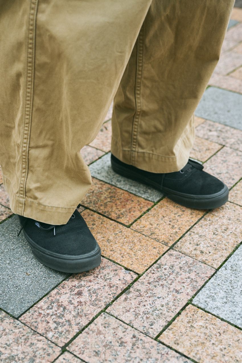 夏の街角で増えている“ベージュのシャツ”。人気の理由をスナップで探ってみた！ - 7枚目の画像