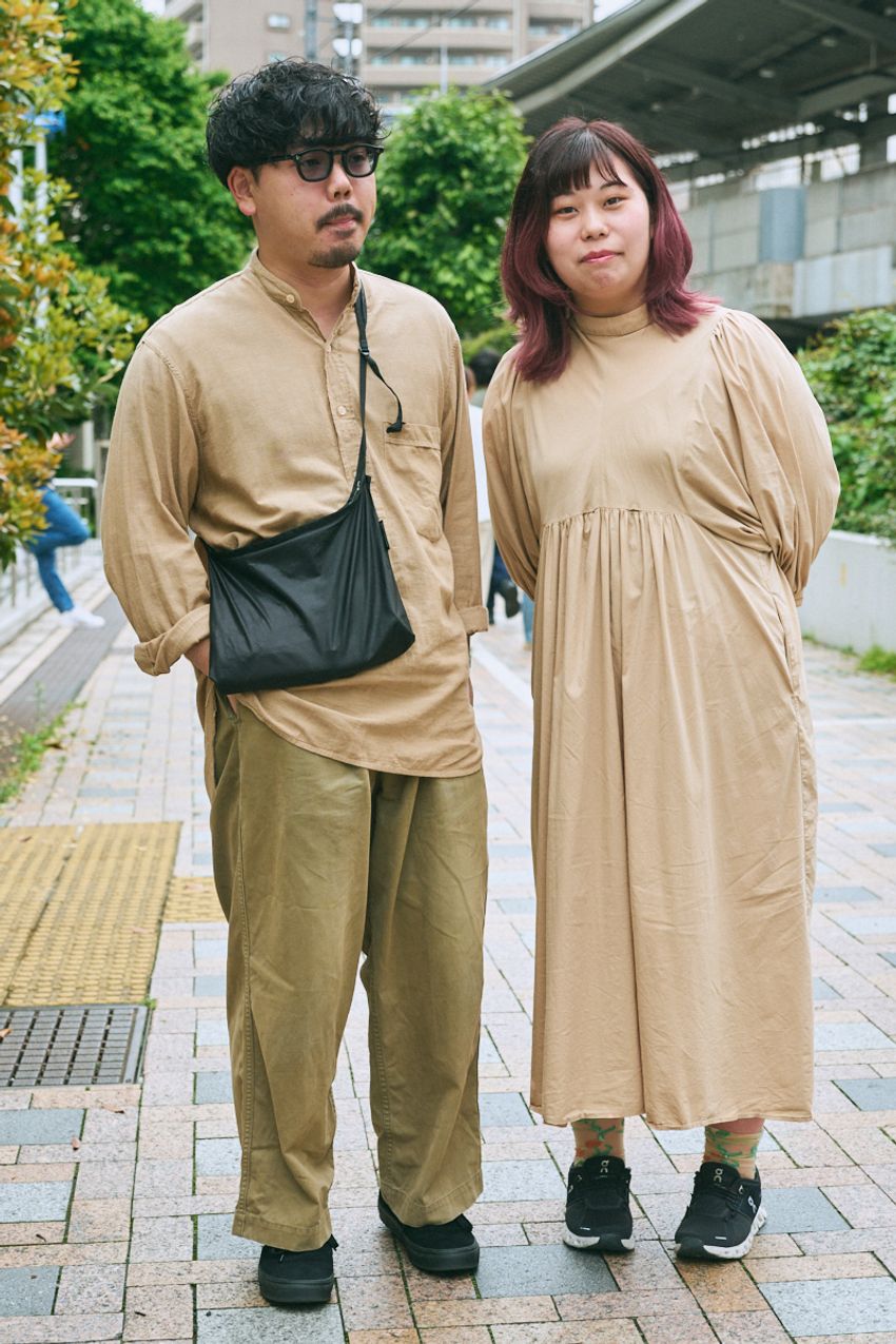 夏の街角で増えている“ベージュのシャツ”。人気の理由をスナップで探ってみた！ - 6枚目の画像