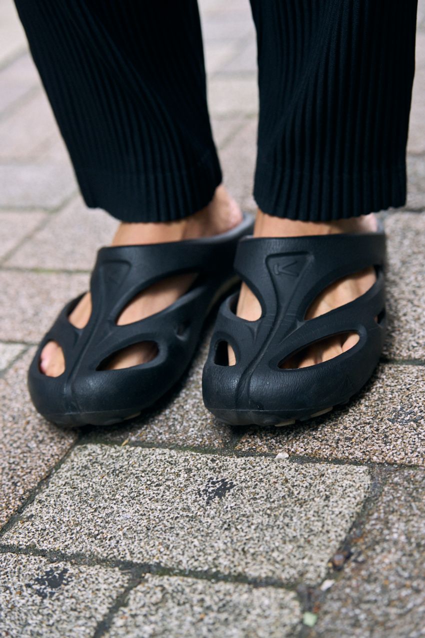 サンダルはスポーティな黒が人気。街角でキャッチしたのはサロモン、キーンetc. - 5枚目の画像