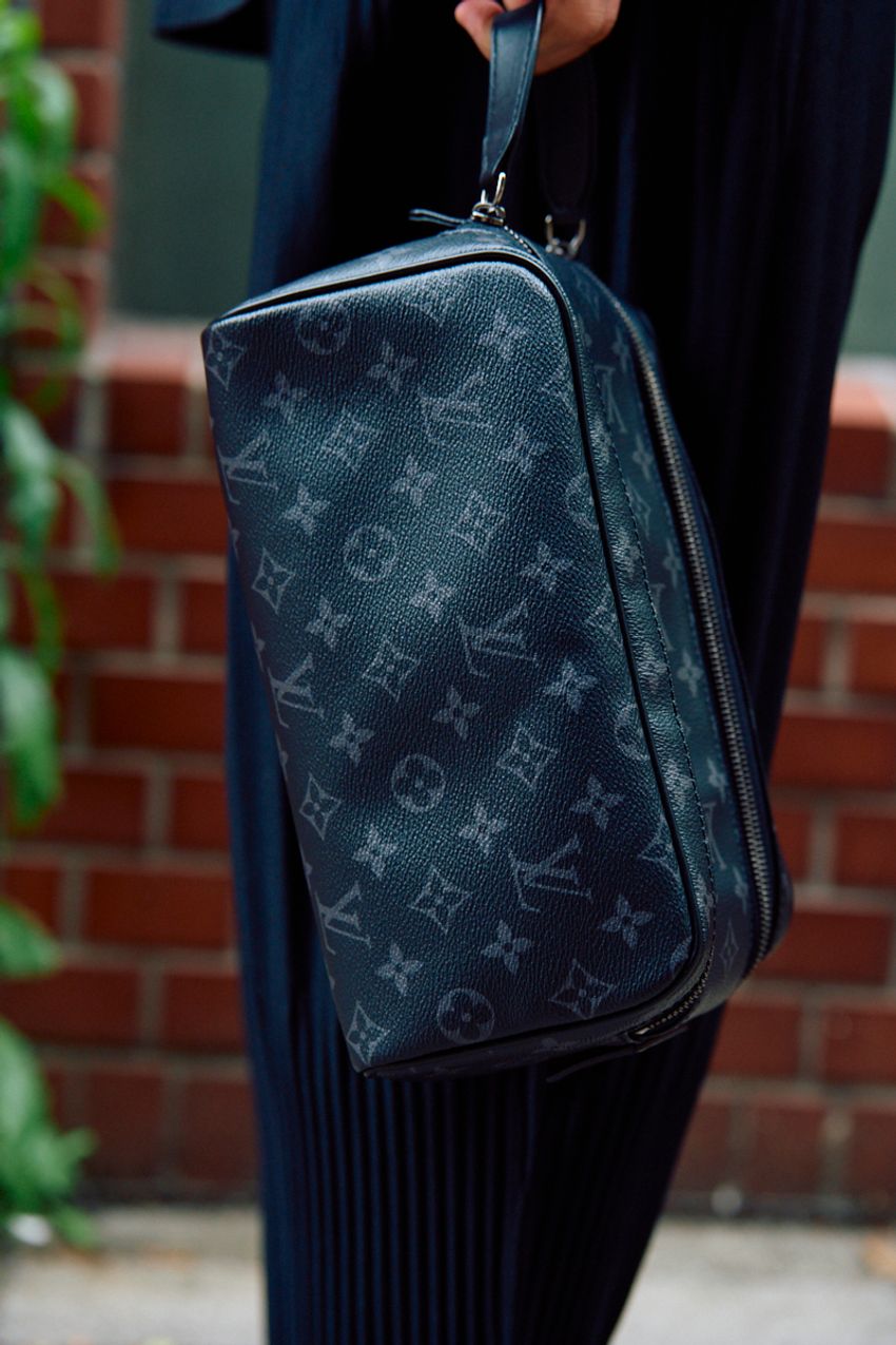 年中定番「オールブラック」コーデ。シンプルなのに洒落るコツはサイジングや素材感にアリ！ - 3枚目の画像