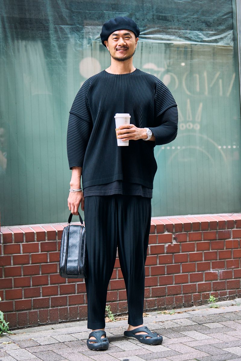 ニット、パンツ＝ともにプリーツプリーズイッセイミヤケ　シューズ＝キーン　帽子＝カシラ　バッグ＝ルイヴィトン　腕時計＝シャネル　ネックレス、ブレスレット、リング＝すべてティファニー　ブレスレット2＝ノーブランド  