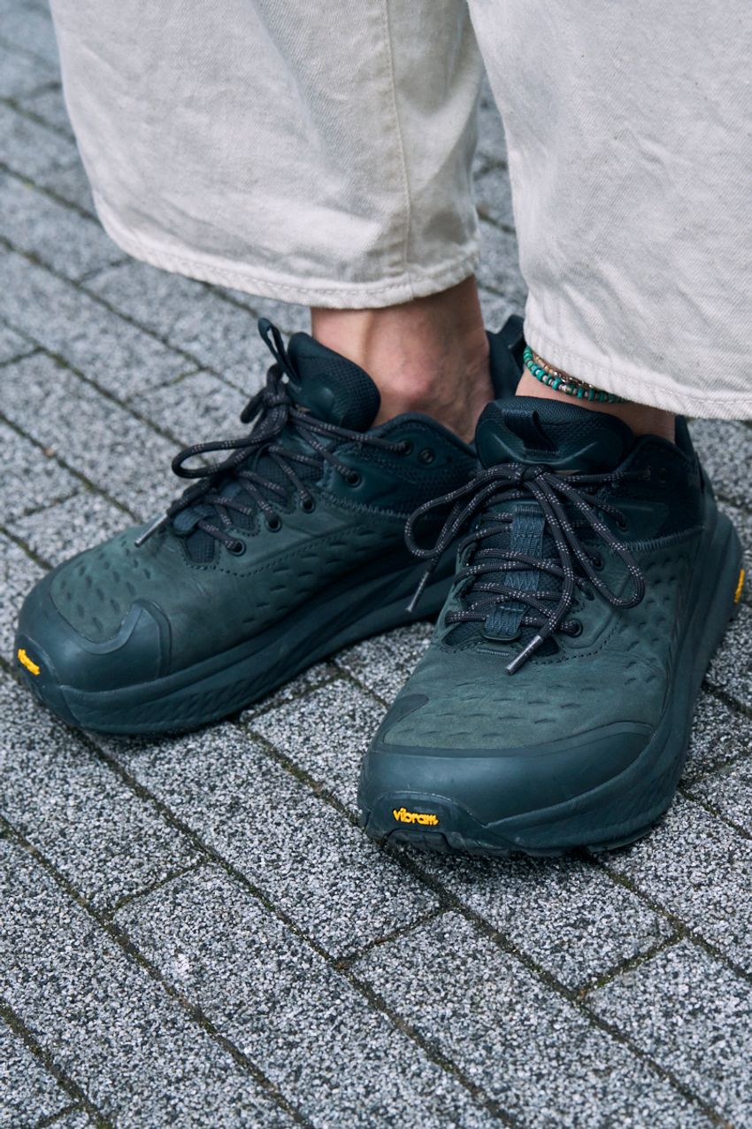 「オリーブ」カラーは大人にこそ似合う。3人が装いに馴染ませたアイテムはパンツ、バッグetc. - 4枚目の画像