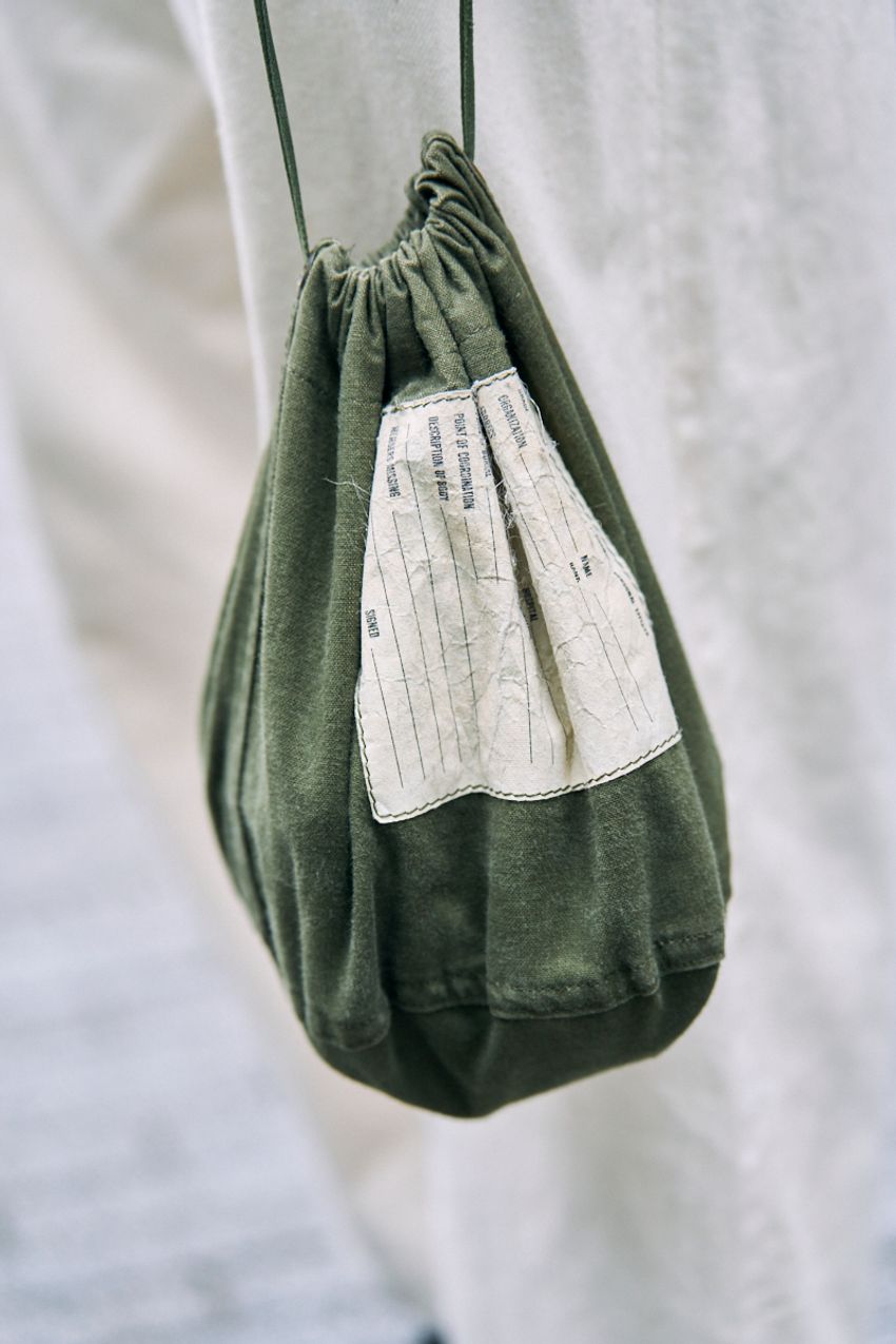 「オリーブ」カラーは大人にこそ似合う。3人が装いに馴染ませたアイテムはパンツ、バッグetc. - 5枚目の画像