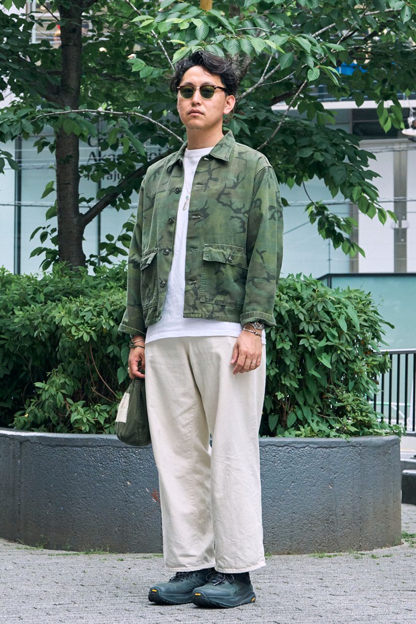 「オリーブ」カラーは大人にこそ似合う。3人が装いに馴染ませたアイテムはパンツ、バッグetc. - 2枚目の画像