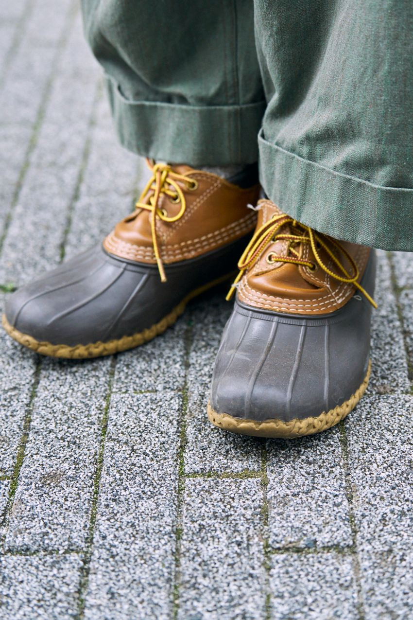 「オリーブ」カラーは大人にこそ似合う。3人が装いに馴染ませたアイテムはパンツ、バッグetc. - 7枚目の画像