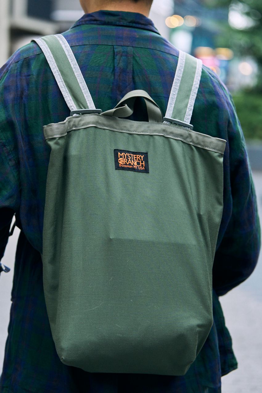 「オリーブ」カラーは大人にこそ似合う。3人が装いに馴染ませたアイテムはパンツ、バッグetc. - 8枚目の画像