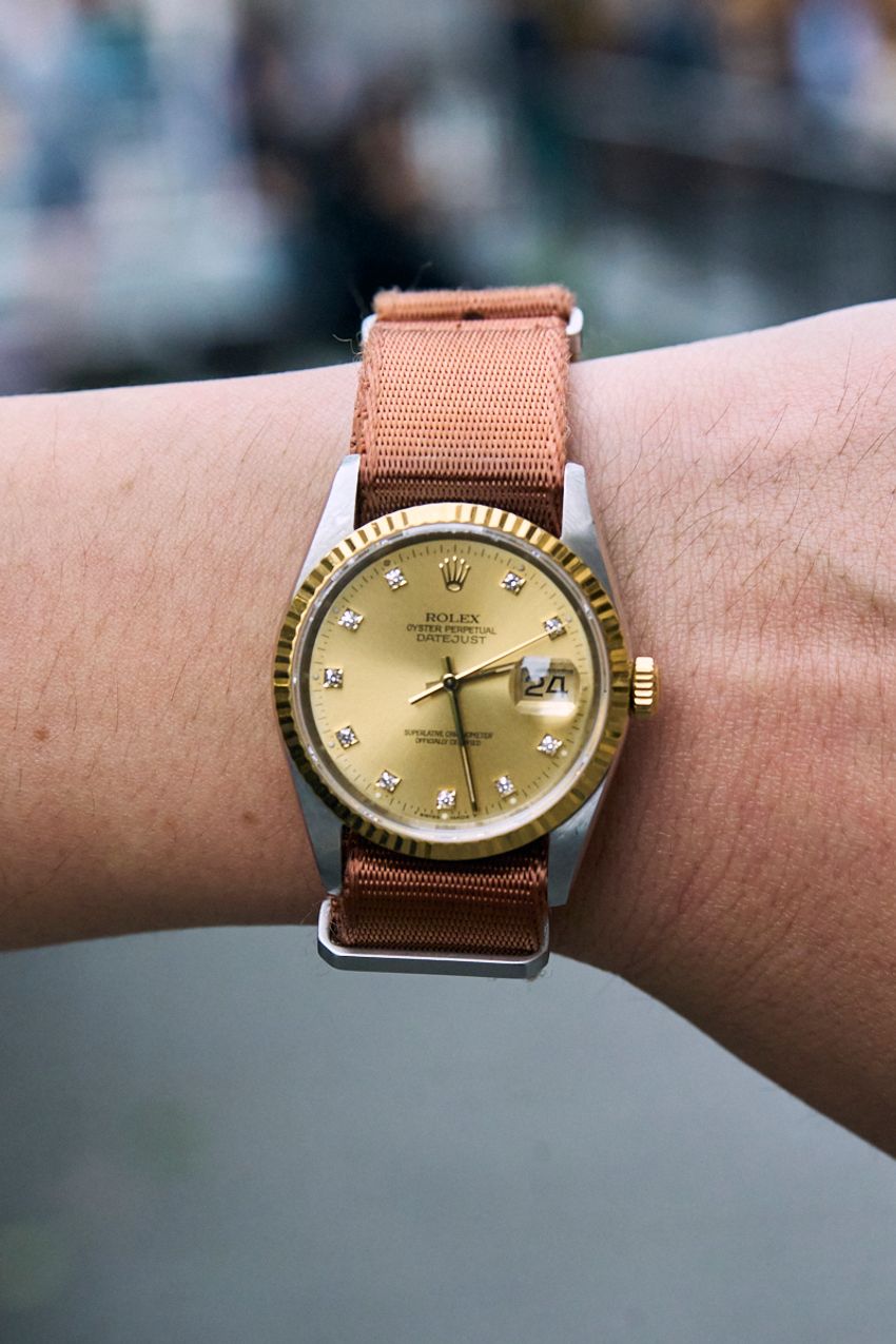 「オリーブ」カラーは大人にこそ似合う。3人が装いに馴染ませたアイテムはパンツ、バッグetc. - 9枚目の画像