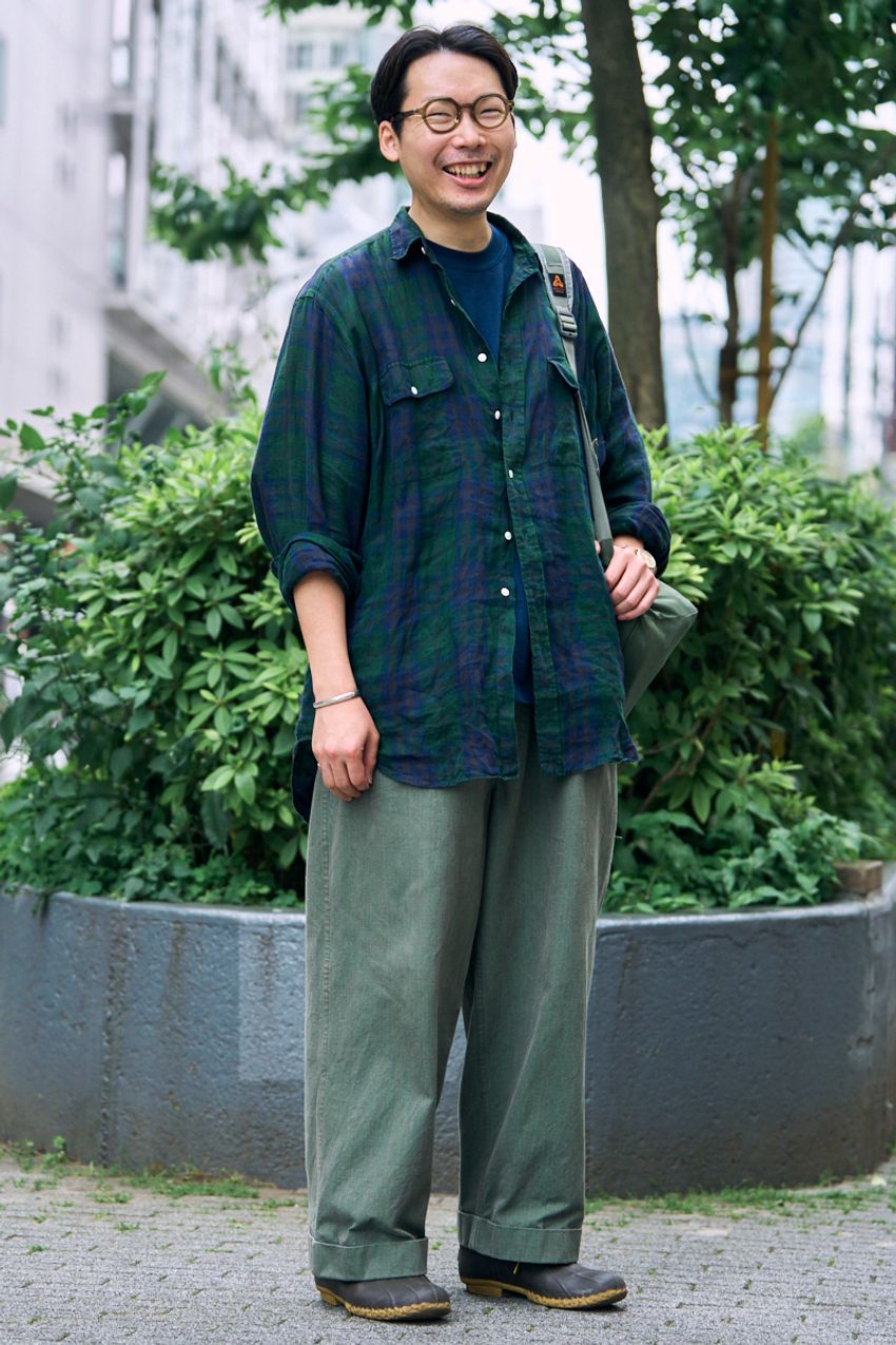 「オリーブ」カラーは大人にこそ似合う。3人が装いに馴染ませたアイテムはパンツ、バッグetc. - 6枚目の画像