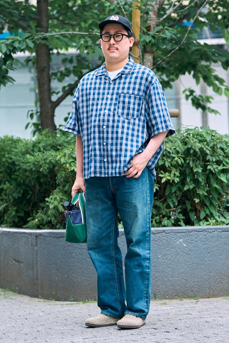 シャツ＝ポータークラシック　Tシャツ＝ノーブランド　デニム＝インテリム　シューズ＝ビルケンシュトック　帽子＝カムズアンドゴーズ　眼鏡＝モスコット　バッグ＝エルエルビーン×ビームス