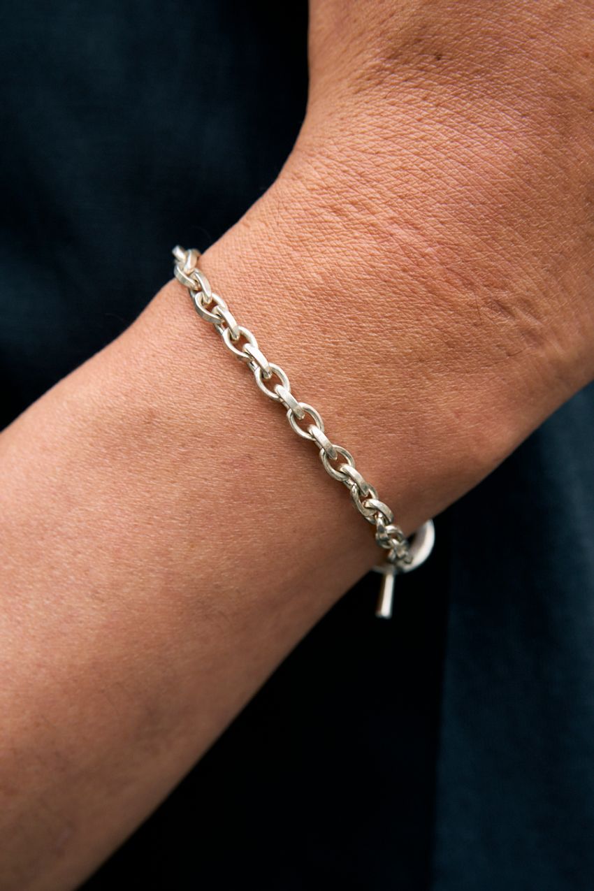 「シャツ×軍パン」定番アメカジが洒落るコツをスナップで。ベスト重ね、アクセ使いetc. - 8枚目の画像