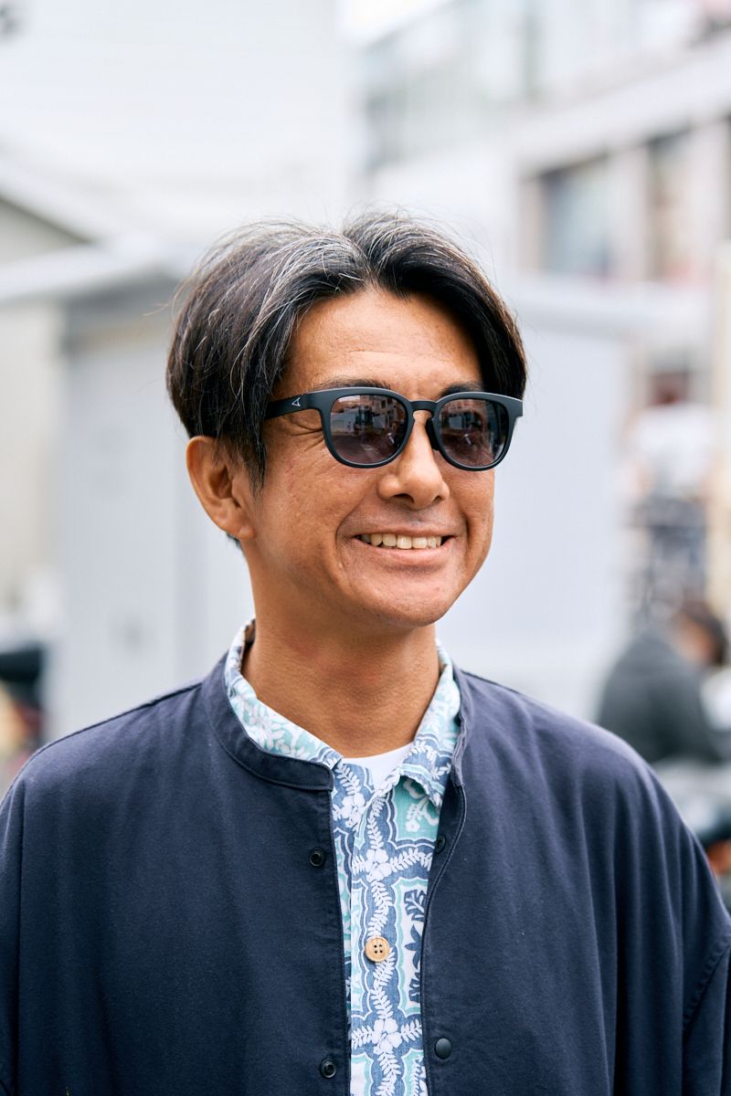 ジャケット、シャツ＝ともに古着