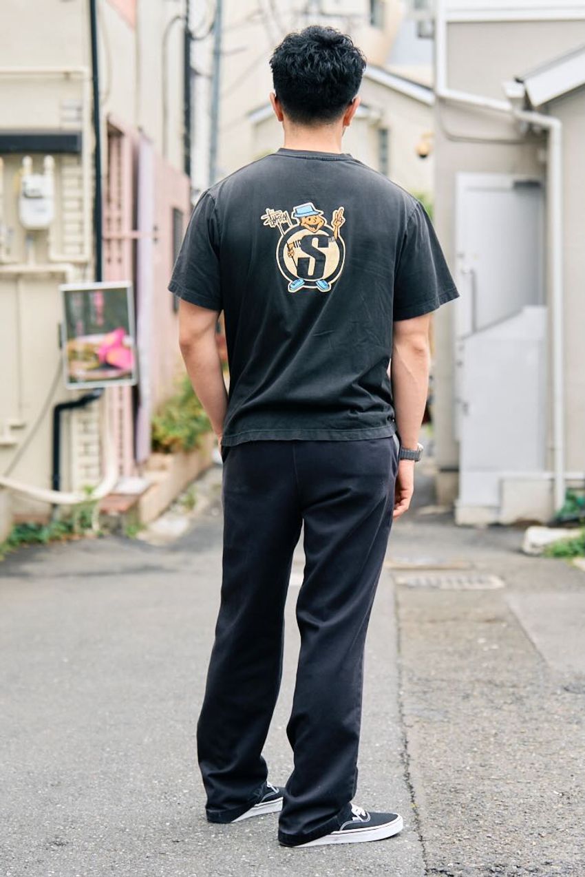 「黒ディッキーズは夏も使える説」をスナップで実証。合わせたのはTシャツ、アロハシャツetc. - 3枚目の画像