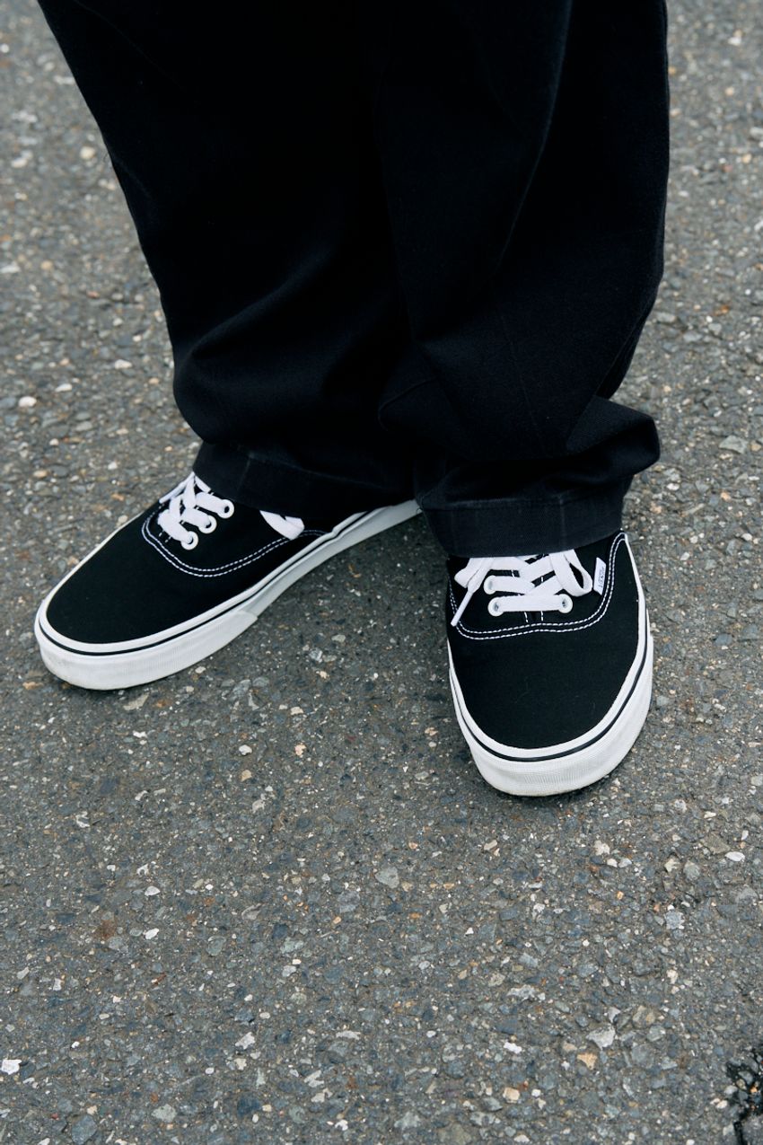 「黒ディッキーズは夏も使える説」をスナップで実証。合わせたのはTシャツ、アロハシャツetc. - 4枚目の画像